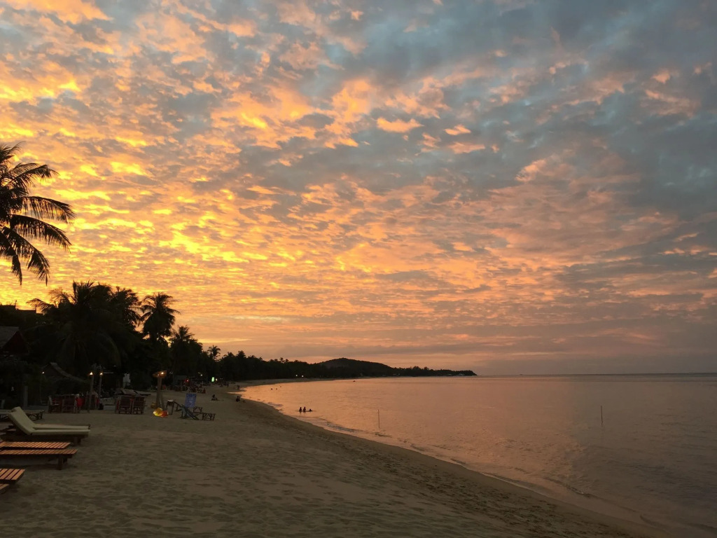 The Cosy Maenam Beach Resort