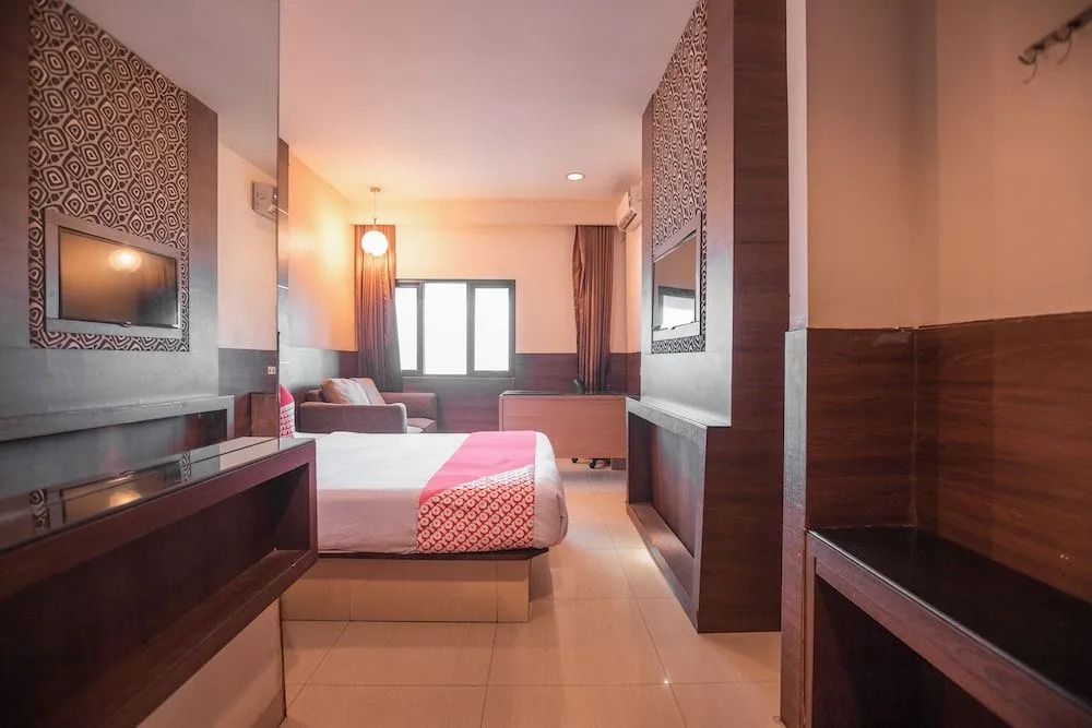 OYO 467 Penthouse Hotel