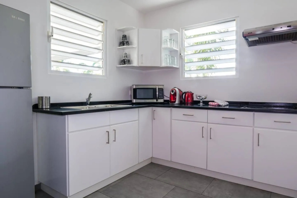 Apt 80m2 Jan Thiel Area W/ Balcony, Pool & Tropical Garden
