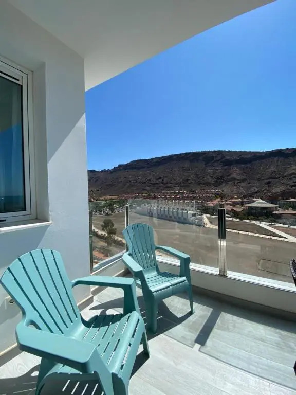 Billys Marina 360 with pool access