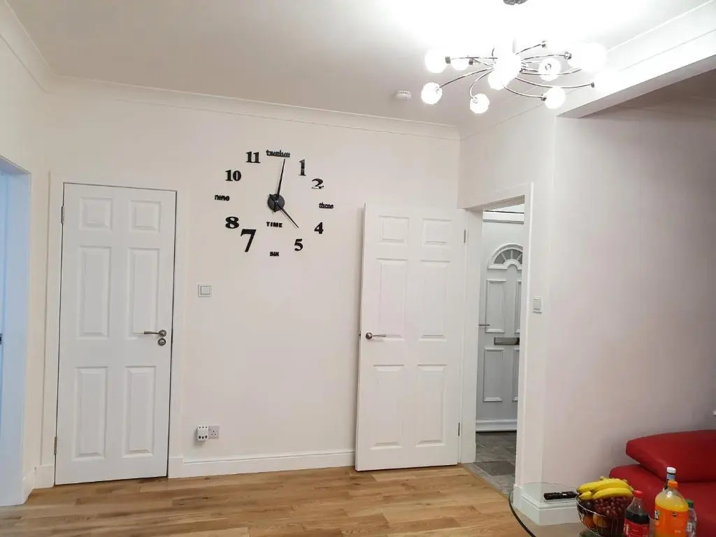 Glasgow Comfortable and Modern 3 Bedroom Mid Terraced Villa