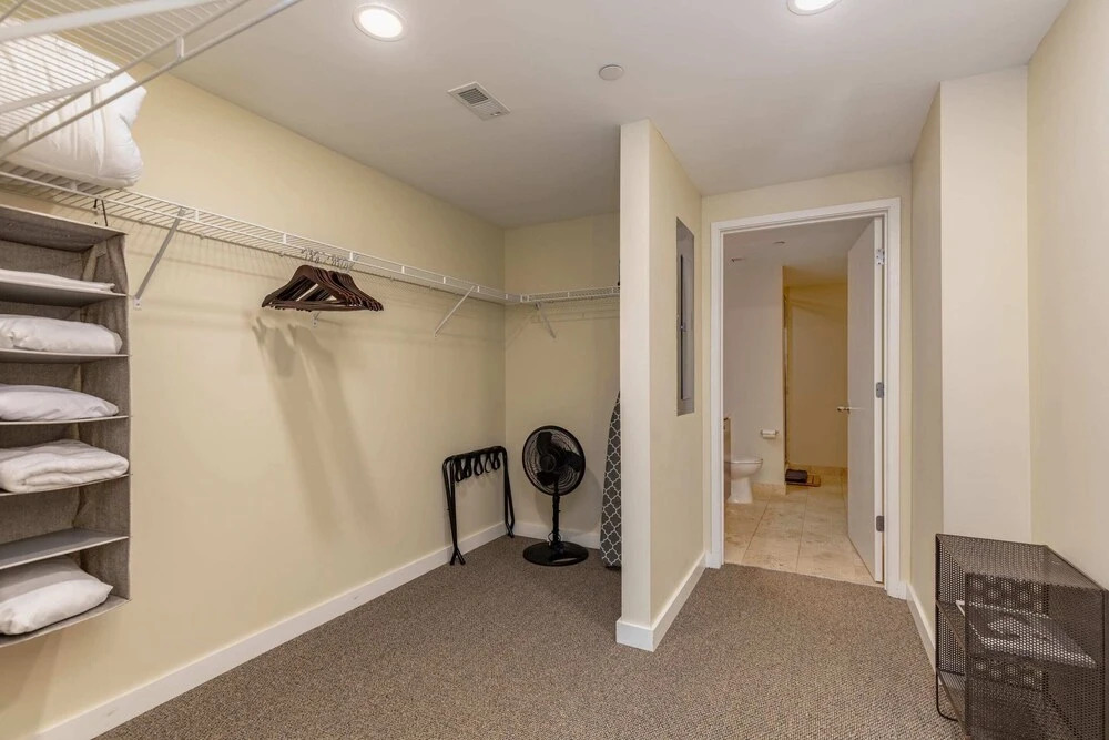 Spacious DT 2BR With Free Parking by Zencity