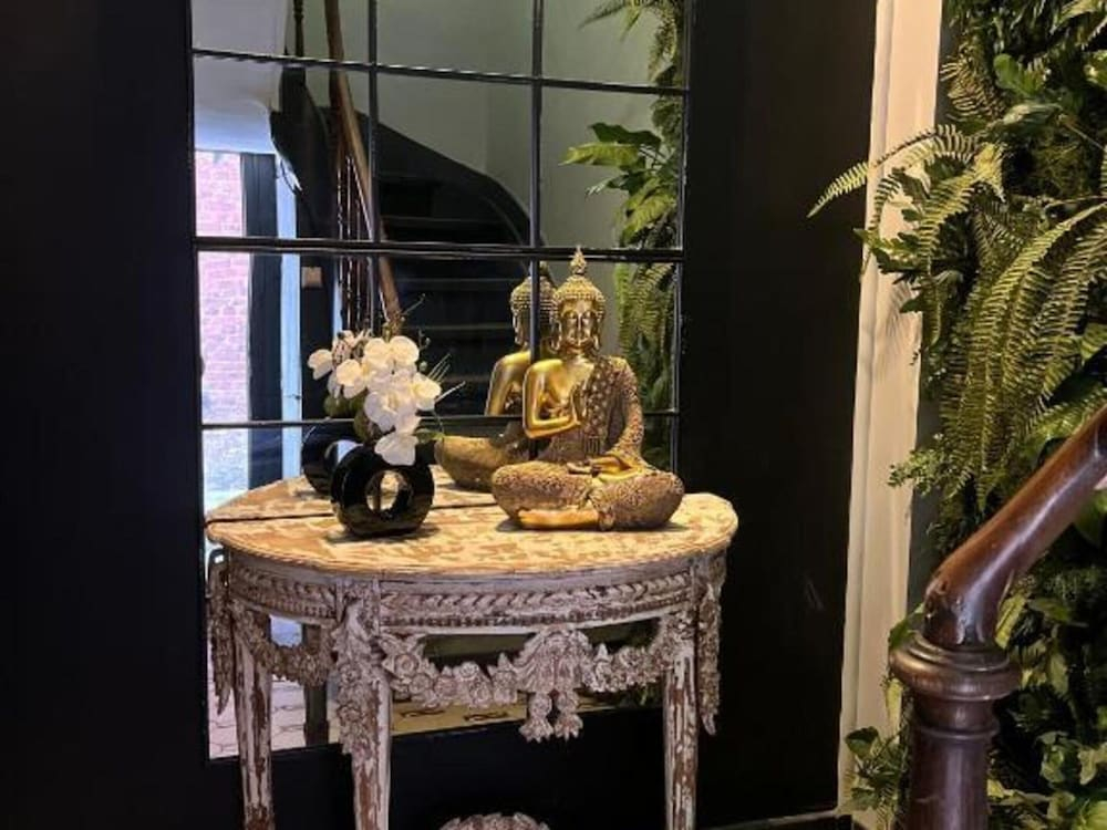 The Jade - Elegant Apartment With Balcony