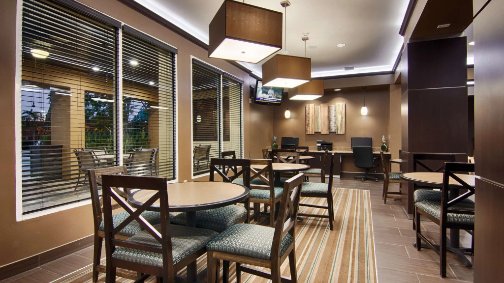 Best Western Plus Seawall Inn & Suites by the Beach