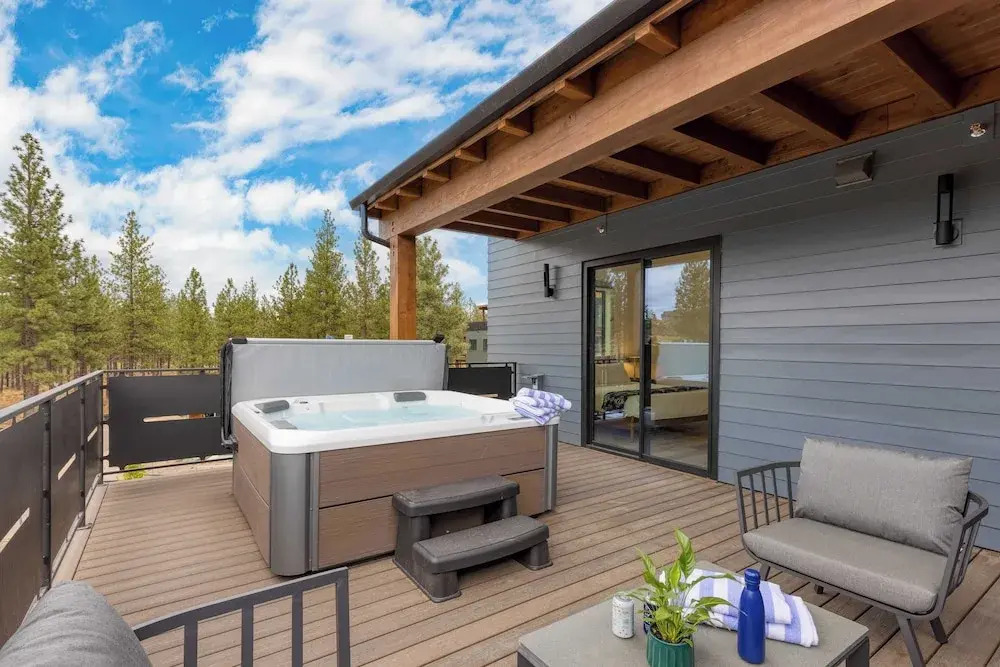 Sleeps 20 4 Units, Hot Tub, Deck, Near Downtown+old Bend Aerie by Avantstay