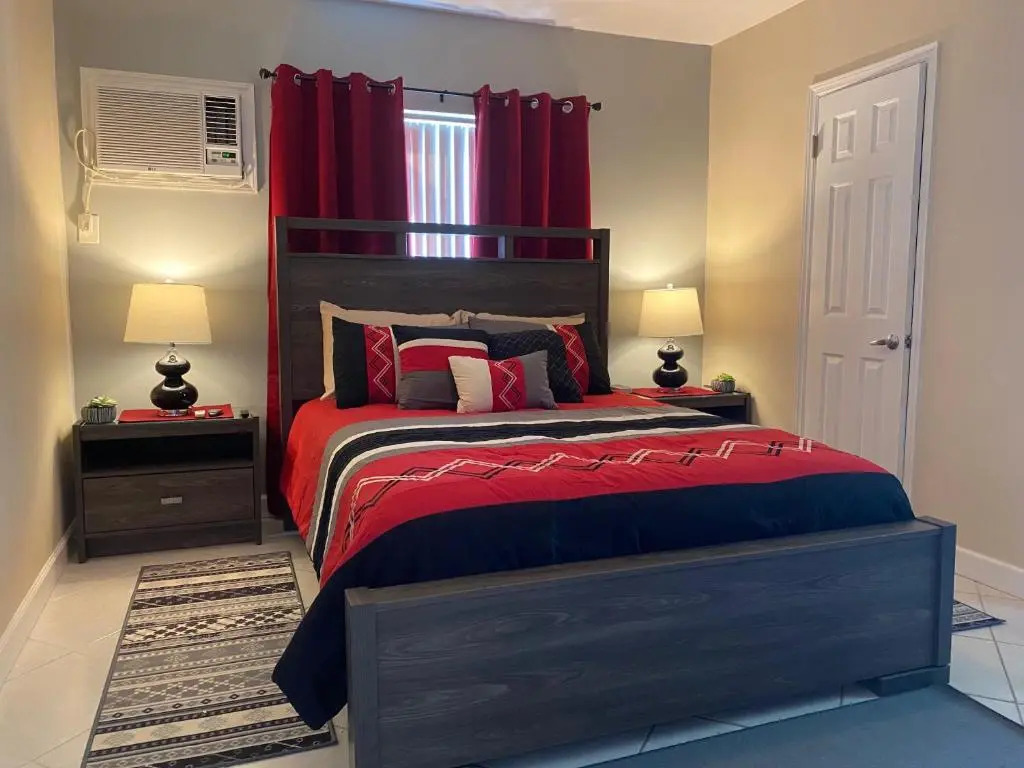 Hainsley Apartments at 1136