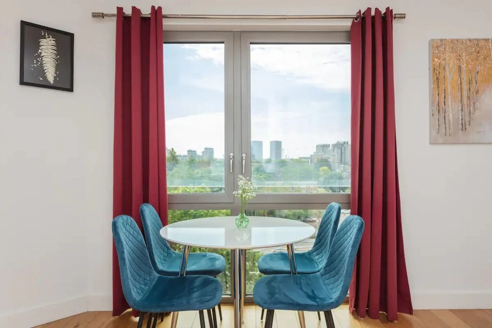 Contemporary 1 Bedroom Apartment in Canning Town With Balcony
