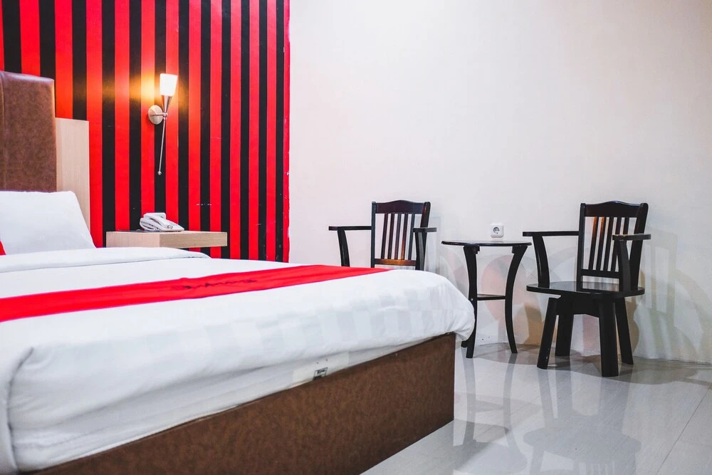 RedDoorz Plus near Mall Panakukang