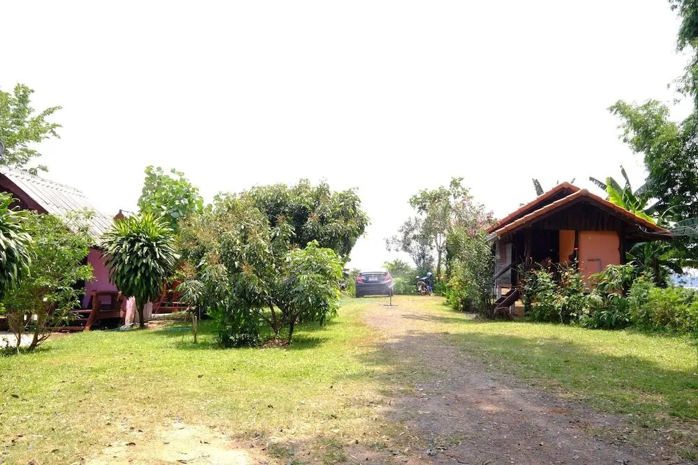Baanpakrimklong Sukhamon Homestay & Resort