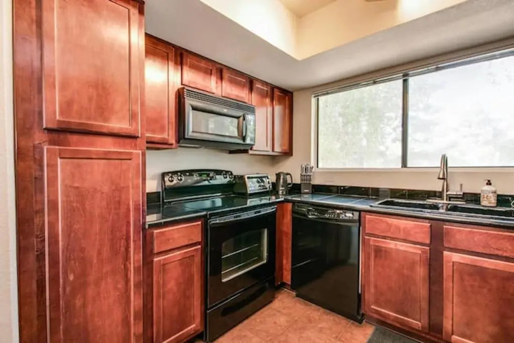 Luxury Paradise Valley Condo, Complete Remodel!