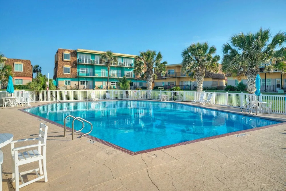 Oceanfront Condo w/ Private Balcony Pool + Tennis Bubbly Blew by Avantstay