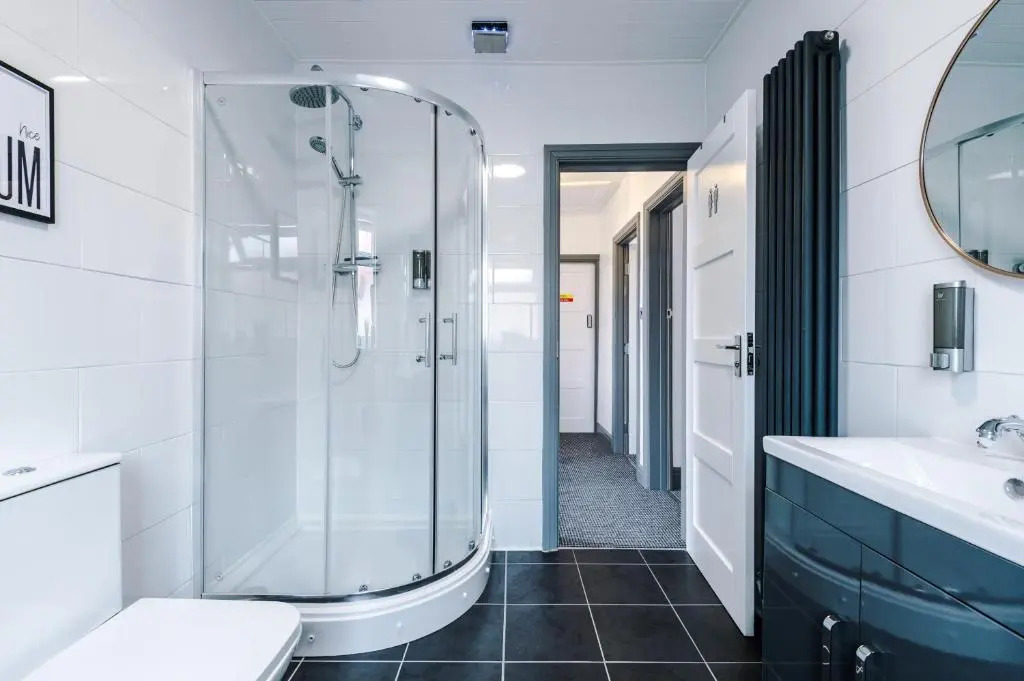 Families Only - Pet Friendly sleeps 6 maximum NO PARTIES