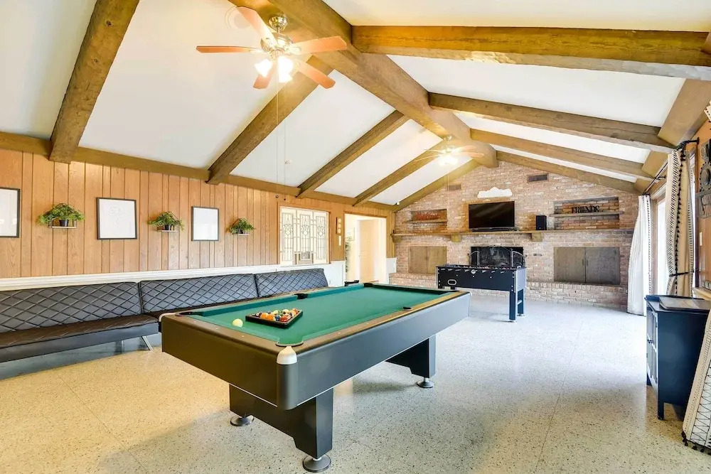 Game Room! Group Getaway 16 Mi to Galveston