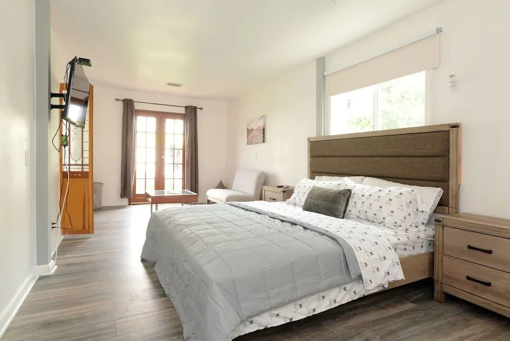 Spacious House on Melrose w Private Backyard Gym