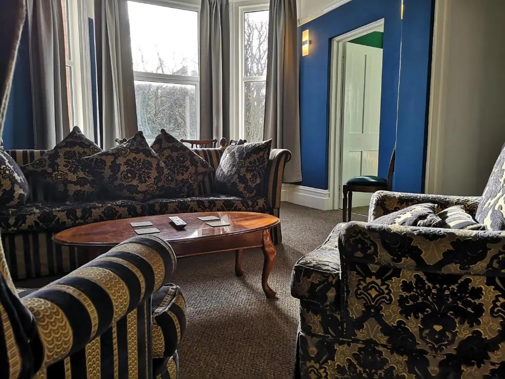 2 Bedroom Apartment at Kent Escapes Short Lets & Serviced Accommodation Kent, Bouverie Escape Folkestone with Wifi