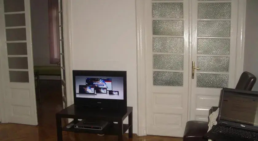 Petit Paris Hostel