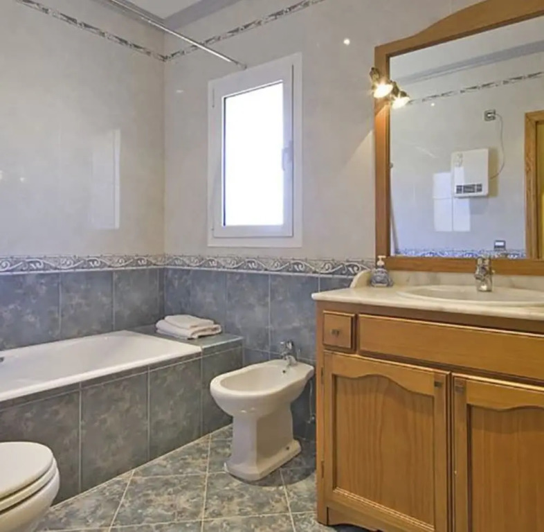 Villa - 8 Bedrooms with Pool and WiFi - 106437