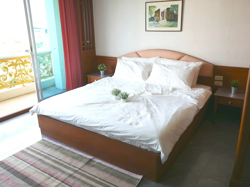 Baansuan Condo - MRT Cultural Station