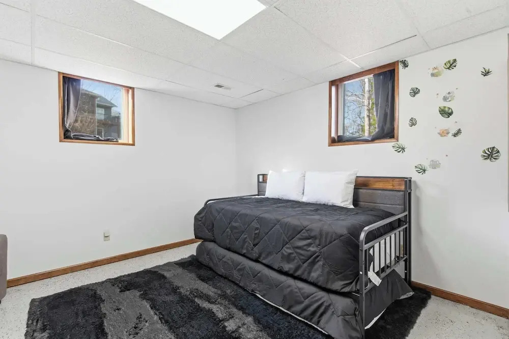 Lakeside Brick Retreat For 8