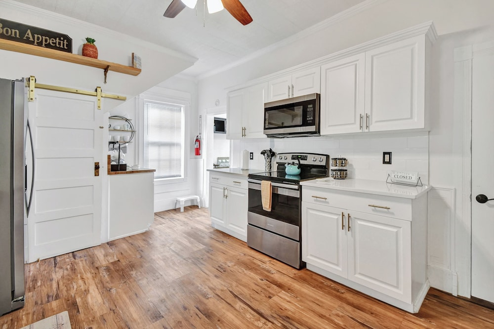 Walk to Downtown Near Beaches Cozy Historic Retreat