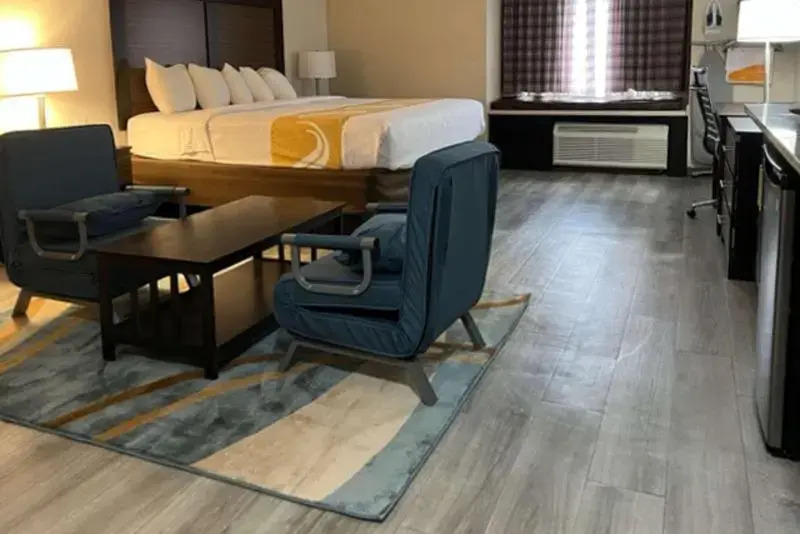 Econo Lodge Inn & Suites