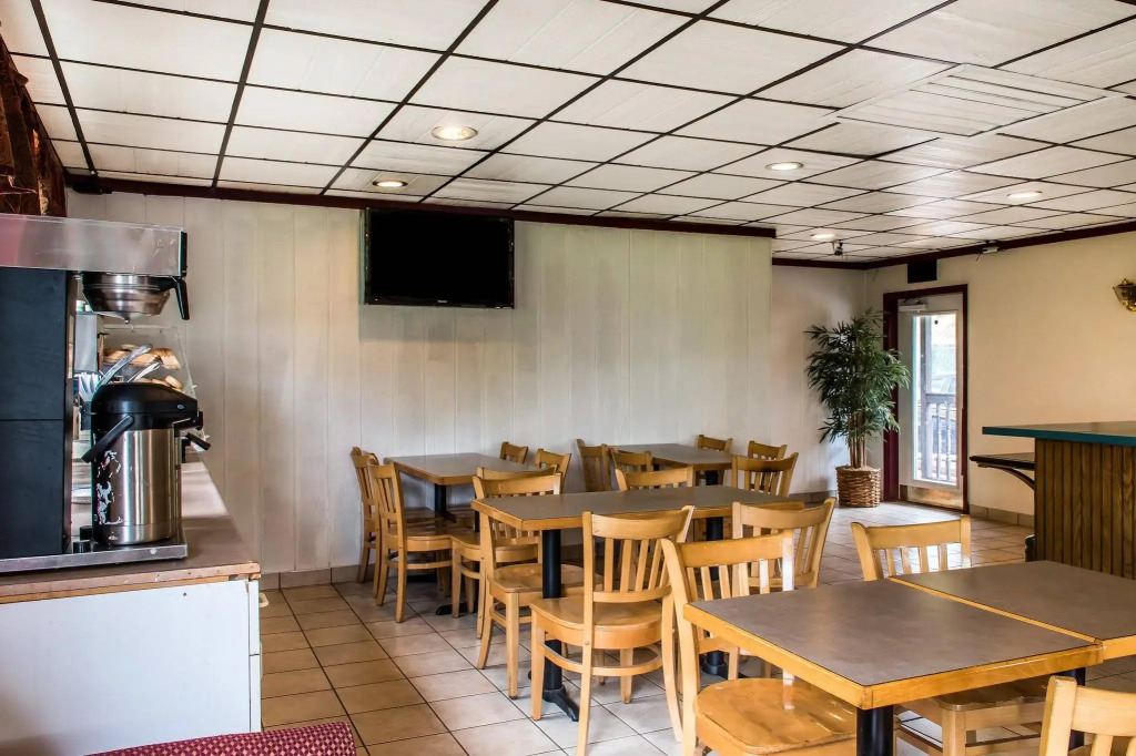 Econo Lodge Inn & Suites Lake Harmony - Pocono Mountains Area