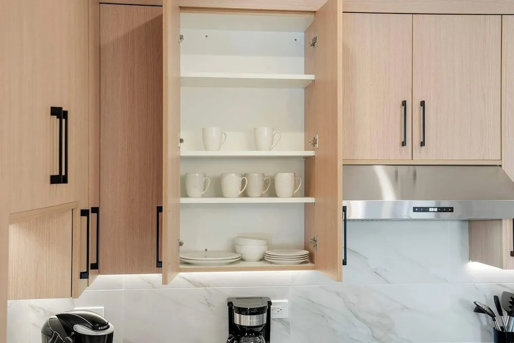 Modern 2br2ba Condo Free Parking and Balcony