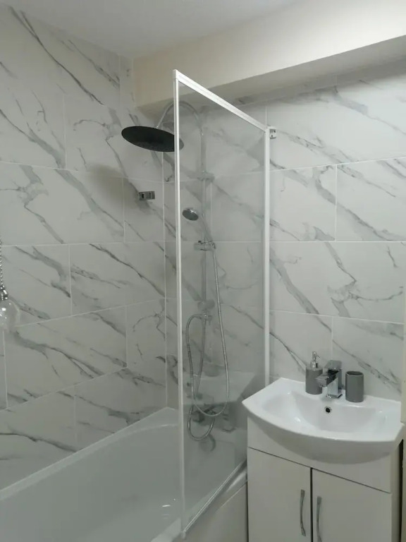 London's Calling U! A Lovely 2 Bedhome Sleeps 1-5!