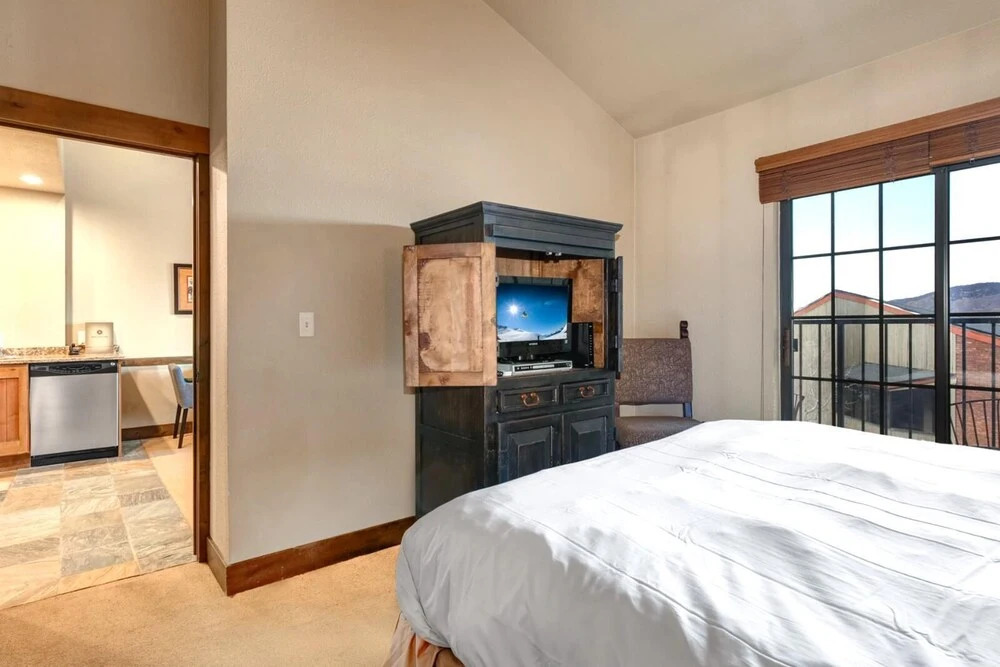 K B M Resorts- Cbi-311 Upgraded 1bd, Wood Fireplace, Full Kitchen, Wifi, Walk to Slopes!
