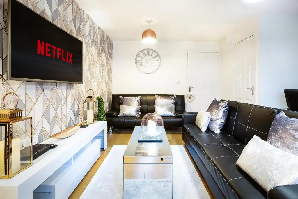 3 Bedroom 3 Bathroom House in Central Milton Keynes with Garden, Free Parking and Smart TV - Contractors, Relocation, Business Travellers