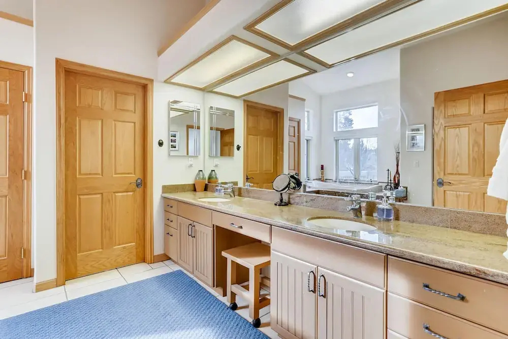 122 Kings Court by Book by Owner