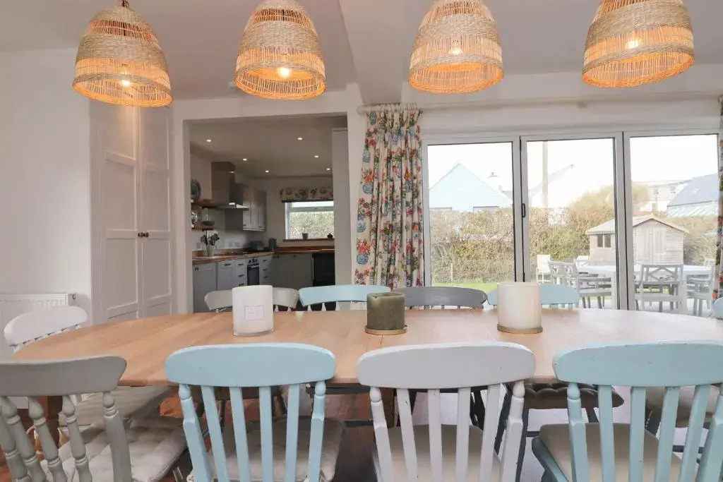 Spacious & modern beach house, 100m to beach