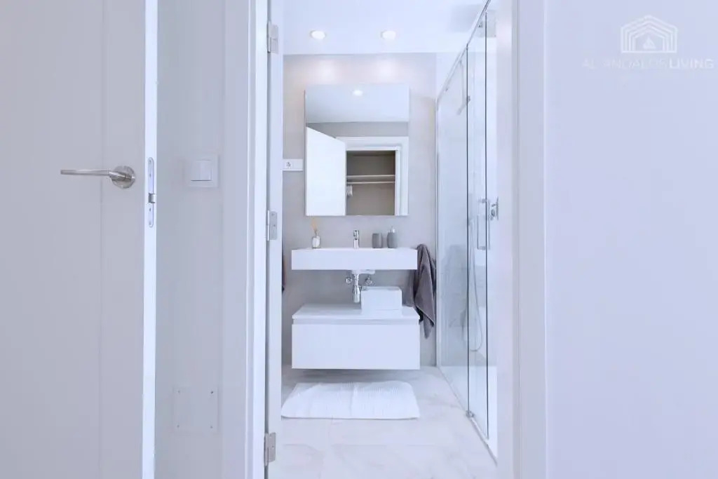Contemporary apartment 8 min to Puerto Banus