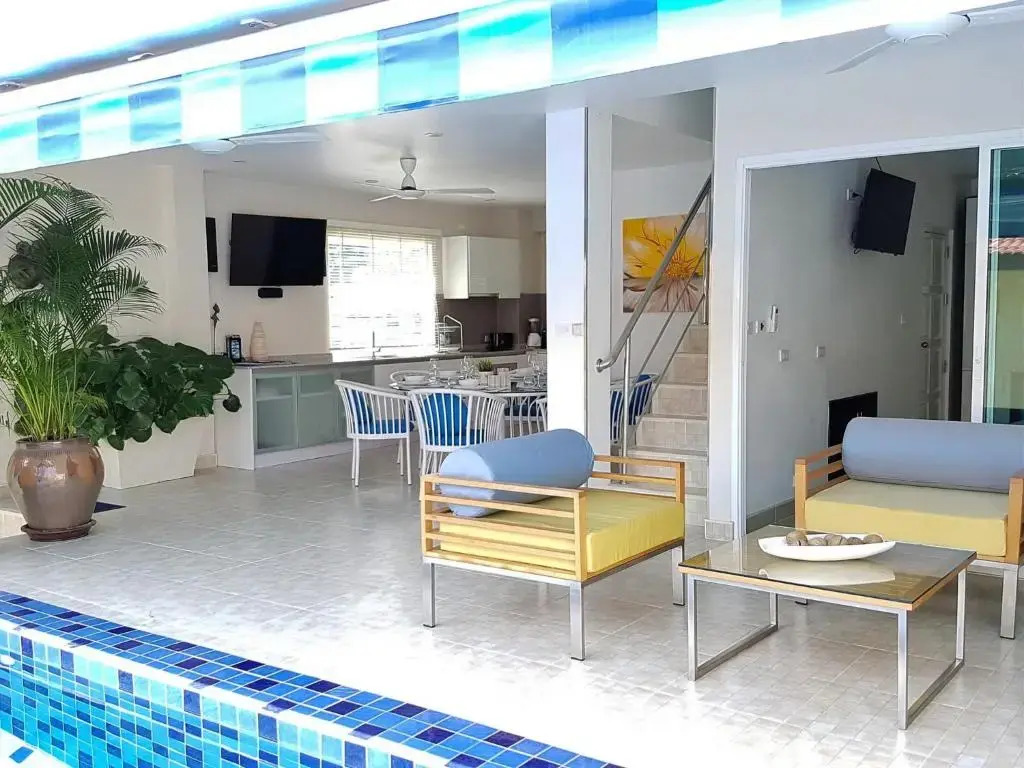 Beachside 3-Bedroom Townhouse w Private Pool at 70 Meters from Beach