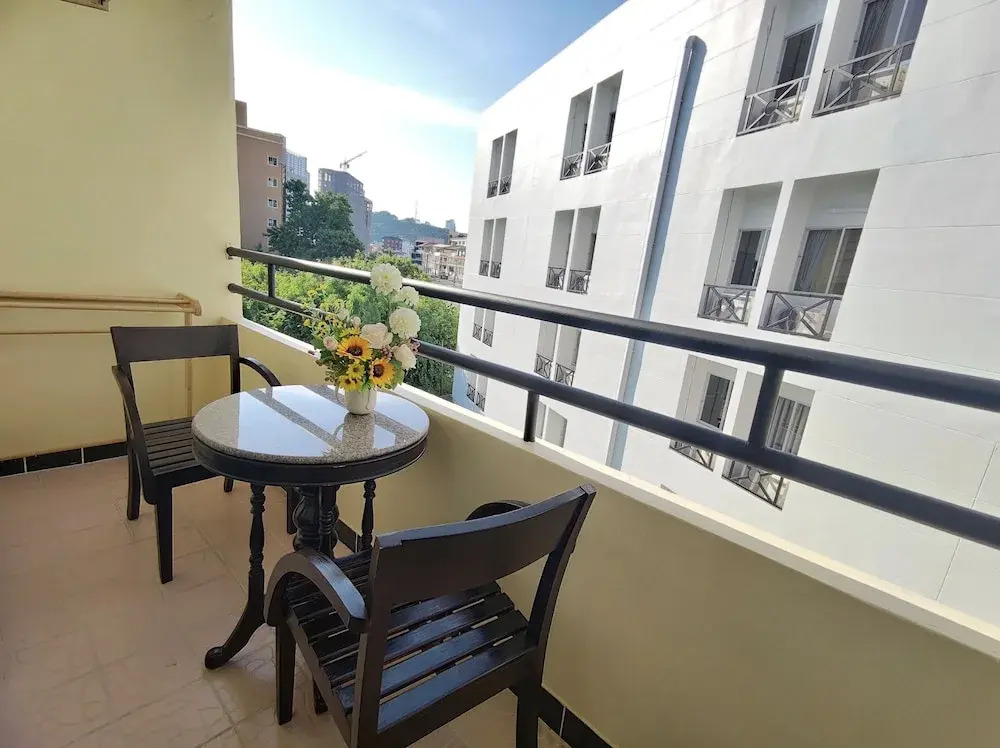 Отель The Chanthong Residence and Hotel Pattaya