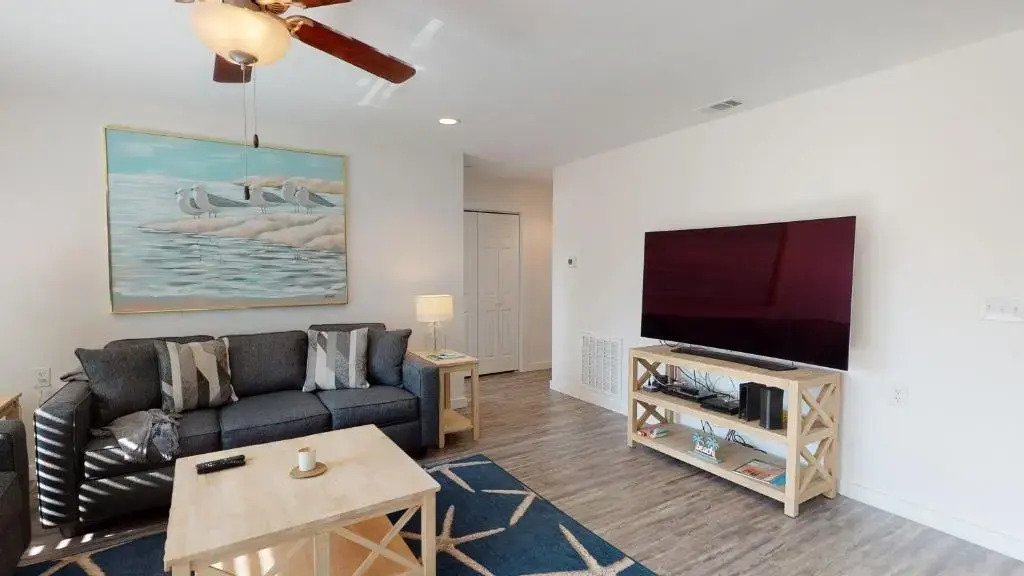 AH-H130 Newly Remodeled Ground Floor Condo, Close to PoolHot Tub