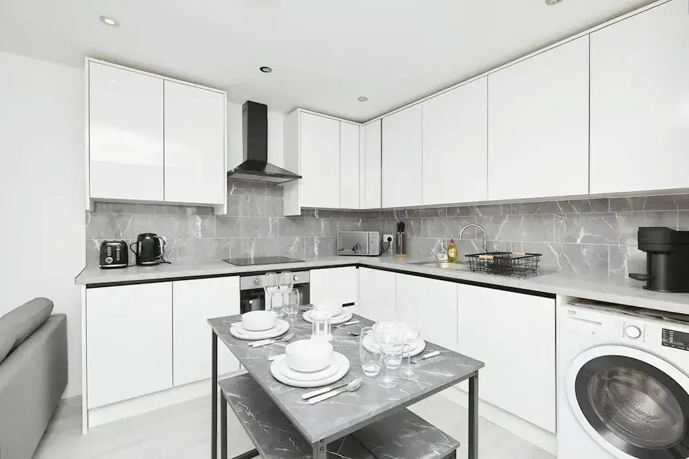 Modern 2 Bedroom House With Free Gated Parking