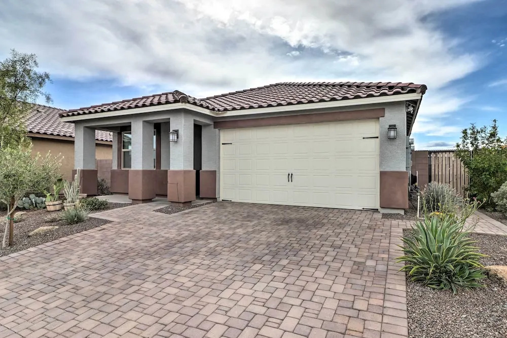 Heated Pool + Putting Green: Goodyear Retreat