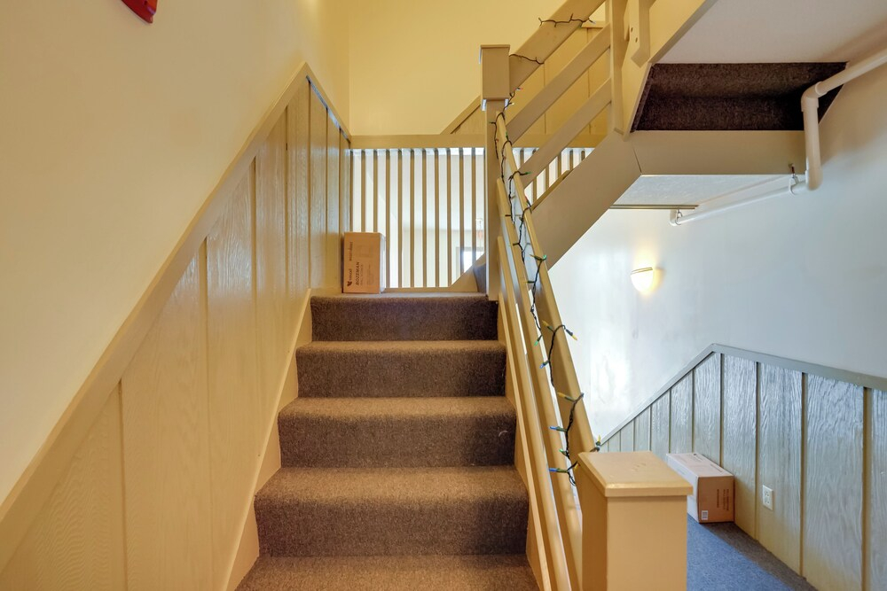Bromley Mountain Escape w/ 2 Balconies: Hike & Ski