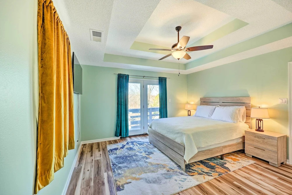 Hot Springs Getaway w/ Beautiful Lake Views