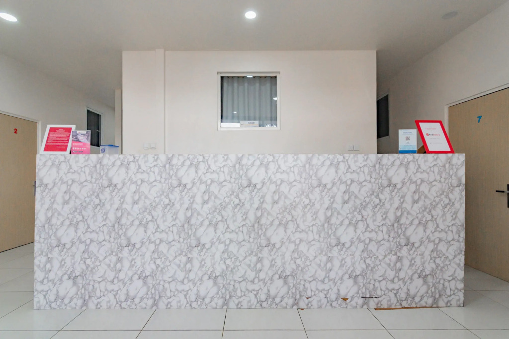 RedDoorz near Prujakan Station Cirebon