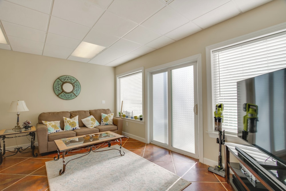 On-site Lake Access: Serene Waterloo Getaway