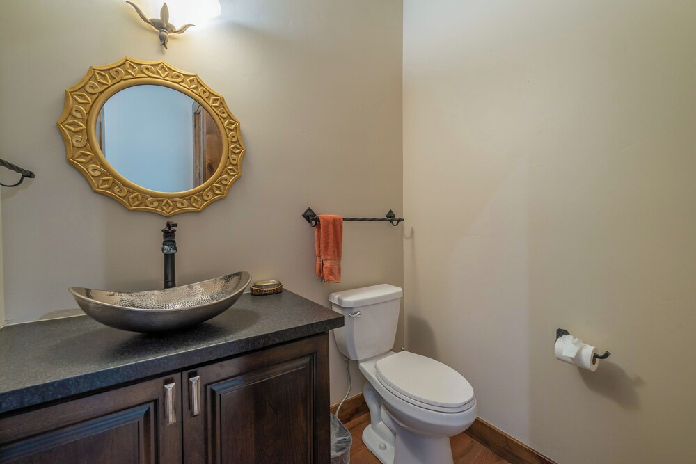 4BR Home w/ 2 Decks, Near Lake & Ski Resorts