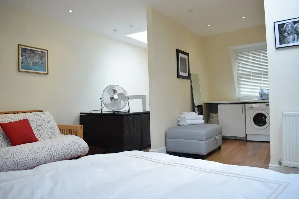 1 Bedroom Top Floor Flat In Fitzrovia