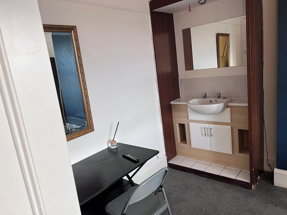 Apt - Sleeps 10 - Parking - Ideal for Contractors