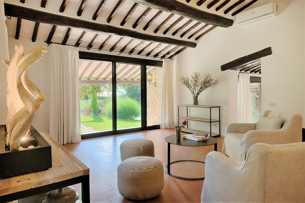 Villa in Castellina w. Pool, Garden & Winery