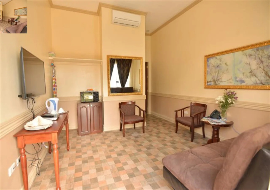 Roz And Angelique's Inn & Suites