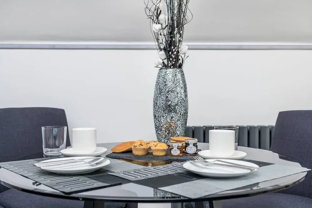 Stylish 2BR Whitechapel Flat with City Views