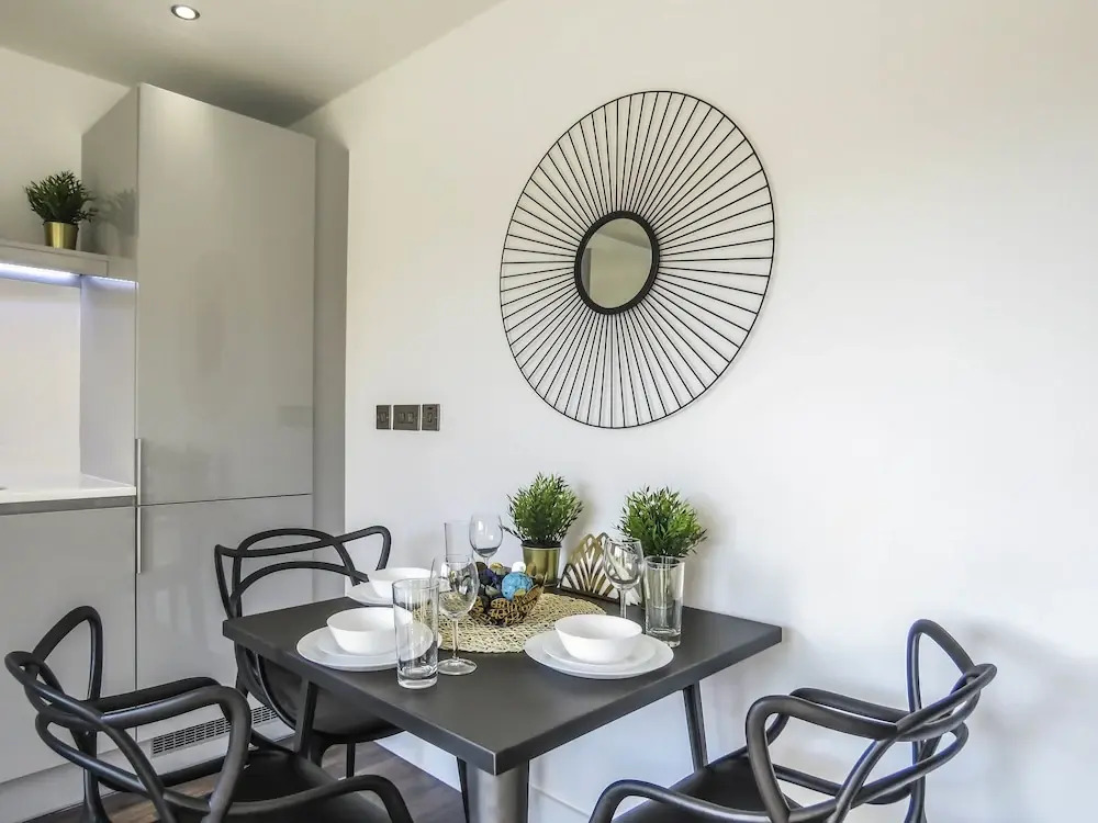 Tudors eSuites Roof Garden Penthouse with Gated Parking