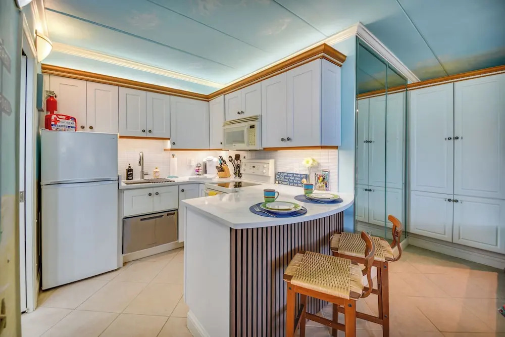 Colorful Virginia Beach Studio - Steps to Beach!